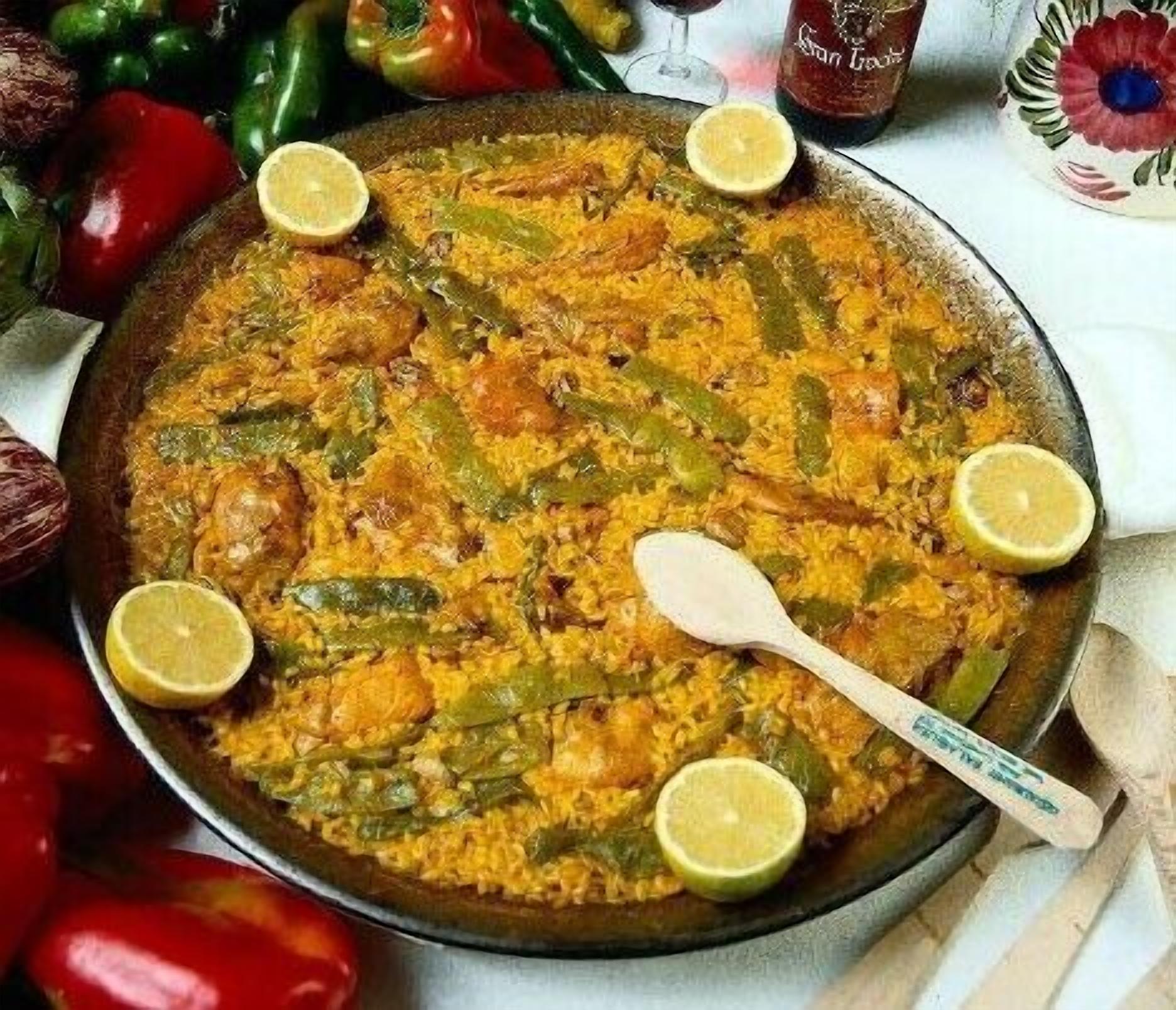 Un grand plat rempli d’un plat de riz garni de tranches de citron, entouré de divers légumes.