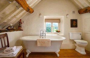 Combined shower/tub, hair dryer, towels