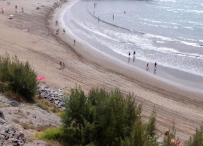 Ubicación cercana a la playa y toallas de playa