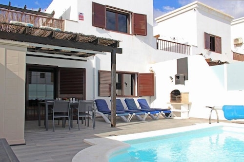 Villa Mariesa – Stylish 2-Bedroom Retreat with Heated Pool & Balcony