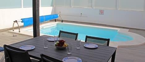 Piscine extérieure, piscine chauffée, chaises longues