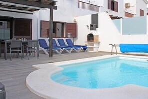 Piscine extérieure, piscine chauffée, chaises longues