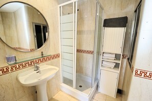 Dusche, Haartrockner, Handtücher, Seife