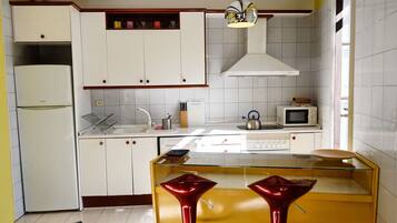 Een koelkast, een microgolfoven, een oven, een kookplaat