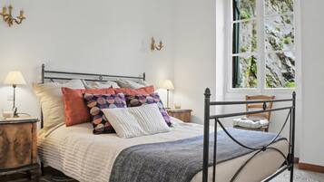 4 bedrooms, iron/ironing board, free WiFi, bed sheets