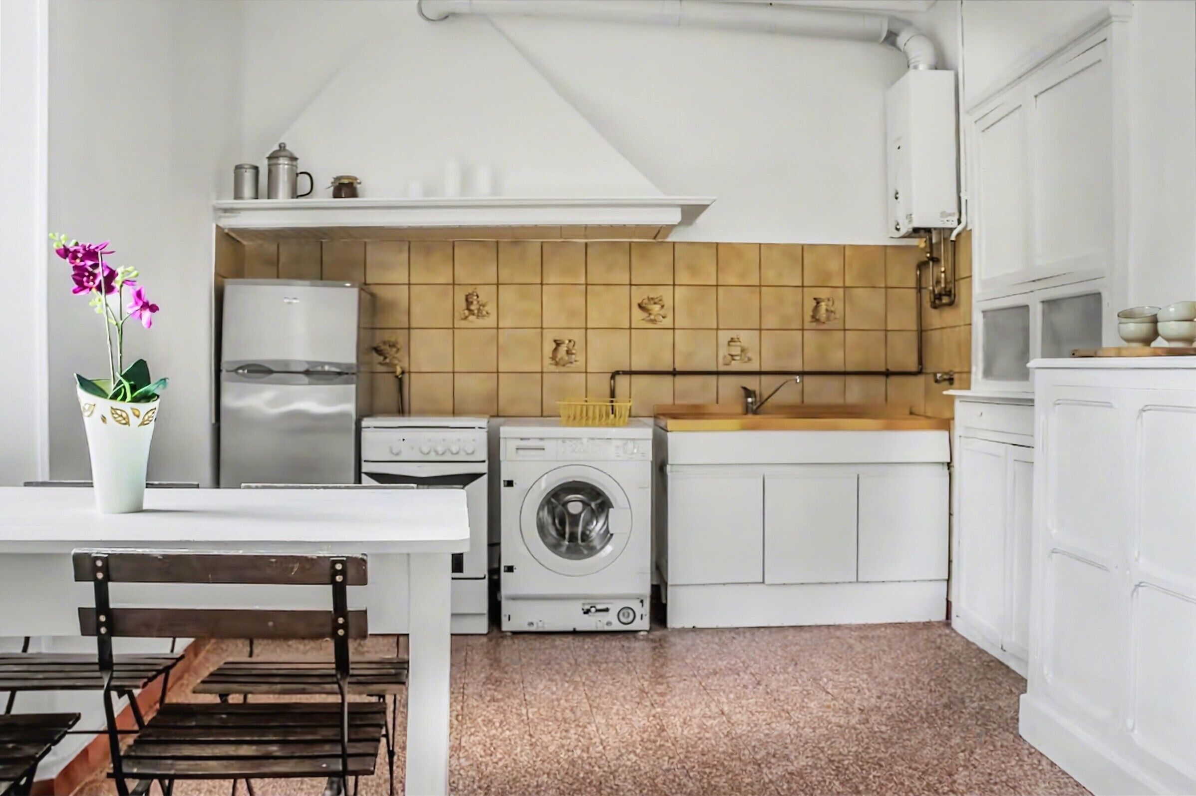 Coffee/tea maker, fridge, microwave, oven