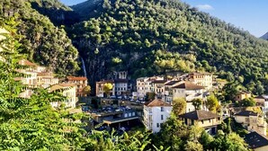 Une ville côtière où les bâtiments sont adossés à une colline, et où l’on trouve un mélange de constructions résidentielles et commerciales.