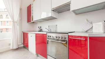 Køleskab, mikrobølgeovn, ovn, kogeplade