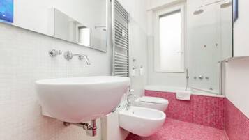 Kombination af bruser/badekar, hårtørrer