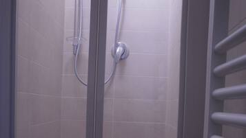 Doccia, asciugacapelli, bidet, asciugamani