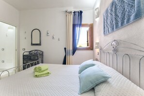 2 bedrooms, iron/ironing board, WiFi, bed sheets - Torre dei Corsari sea view apartment with beach under the house (Arbus)