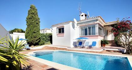  Villa familiale semi-isolée 3 chambres, 2 salles de bain avec piscine et jardins 