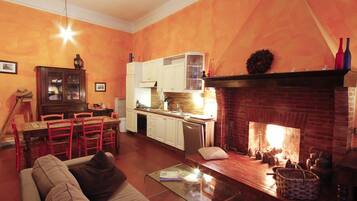 Televisión y chimenea