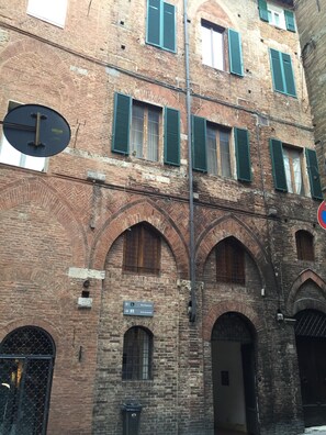 Exterior detail - Apartment in a historic residence in the center of Siena (Siena)