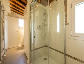 Dusche, Haartrockner, Bidet, Handtücher