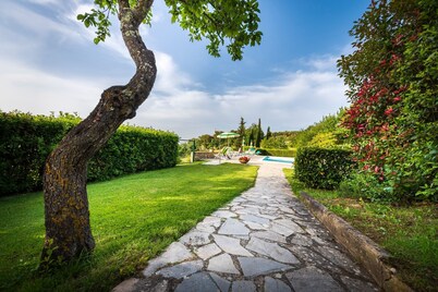 APARTMENT IN FARMHOUSE UP TO 8 GUESTS WITH PANORAMIC POOL.1 KM FROM THE VILLAGE