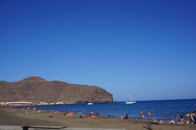 Apartment along beach, sea views, free Wifi and TV ST
