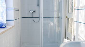Badewanne, Haartrockner, Bidet, Handtücher