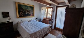 5 bedrooms, free WiFi, bed sheets