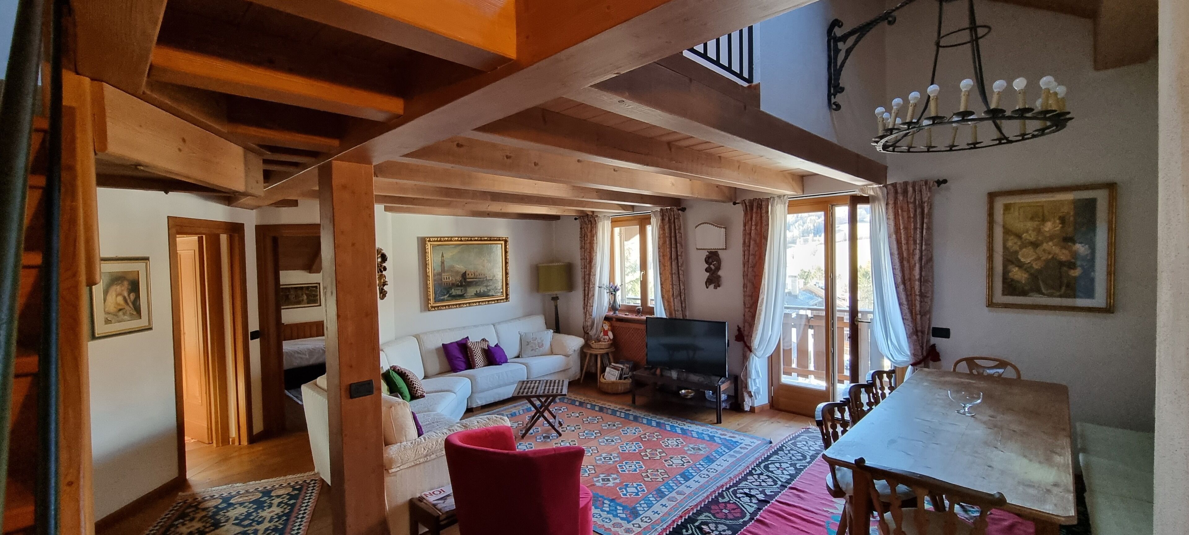 Una Smart TV, un reproductor de DVD, libros