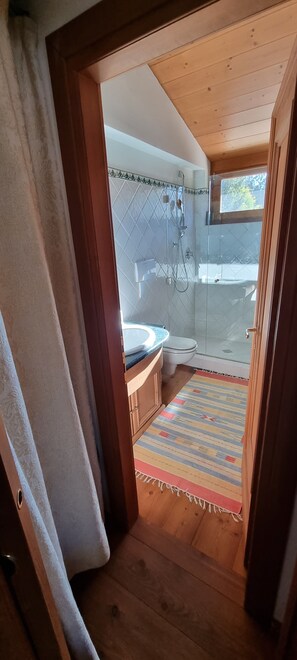 Ensemble douche/baignoire, sèche-cheveux, bidet, serviettes fournies