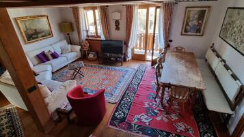 Een smart-tv, een dvd-speler en boeken