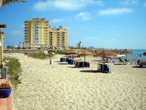 Plage, chaises longues