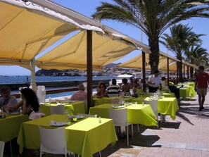Outdoor dining - Beautiful, double BEACH FRONT Penthouse, Breathtaking View, Wi-Fi, SAT TV, Pool (San Javier)
