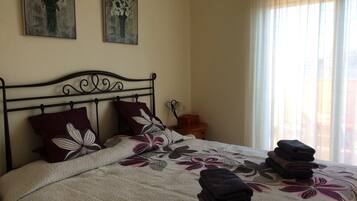 2 bedrooms, iron/ironing board, travel cot, free WiFi