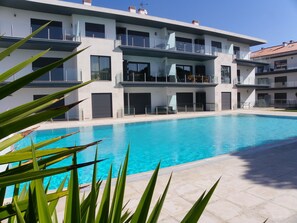 Pool - Beautifully Finished Spacious Penthouse Apartment In A Peaceful Location (Sao Martinho do Porto)