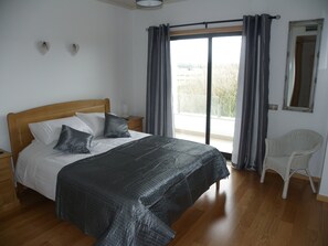 3 bedrooms, iron/ironing board, free WiFi, bed sheets - Beautifully Finished Spacious Penthouse Apartment In A Peaceful Location (Sao Martinho do Porto)