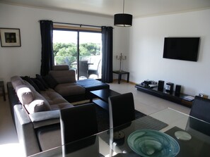 Smart TV, DVD player, music library, video library - Beautifully Finished Spacious Penthouse Apartment In A Peaceful Location (Sao Martinho do Porto)