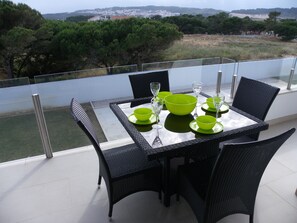 Outdoor dining - Beautifully Finished Spacious Penthouse Apartment In A Peaceful Location (Sao Martinho do Porto)
