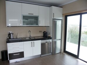Frigorífico, horno, placa de cocina y lavavajillas