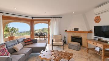 Smart TV, fireplace, stereo