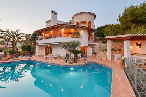 Fantastische Villa mit Meerblick, großem (beheiztem) Pool, Sauna und Jacuzzi