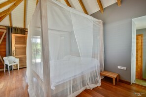 4 quartos, cofres nos quartos, escrivaninha