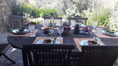 Tranquil stone cottage by lovely lake.