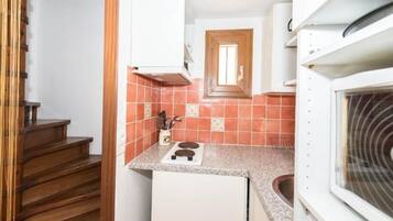 Geladeira, micro-ondas, fogĂŁo, cooktop