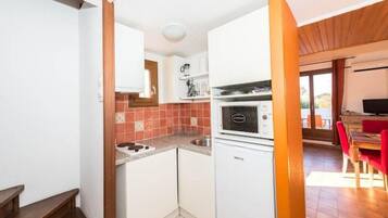 Geladeira, micro-ondas, fogĂŁo, cooktop