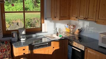 Geladeira, micro-ondas, fogão, cooktop