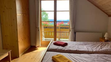 4 chambres, bureau, fer et planche Ă  repasser, lit parapluie