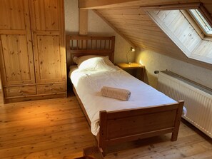 4 soverom, skrivebord, strykejern/-brett og reiseseng for barn