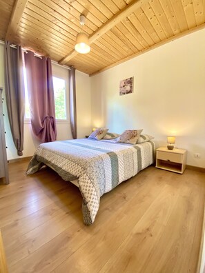 3 habitaciones, tabla de planchar con plancha, wifi y ropa de cama 