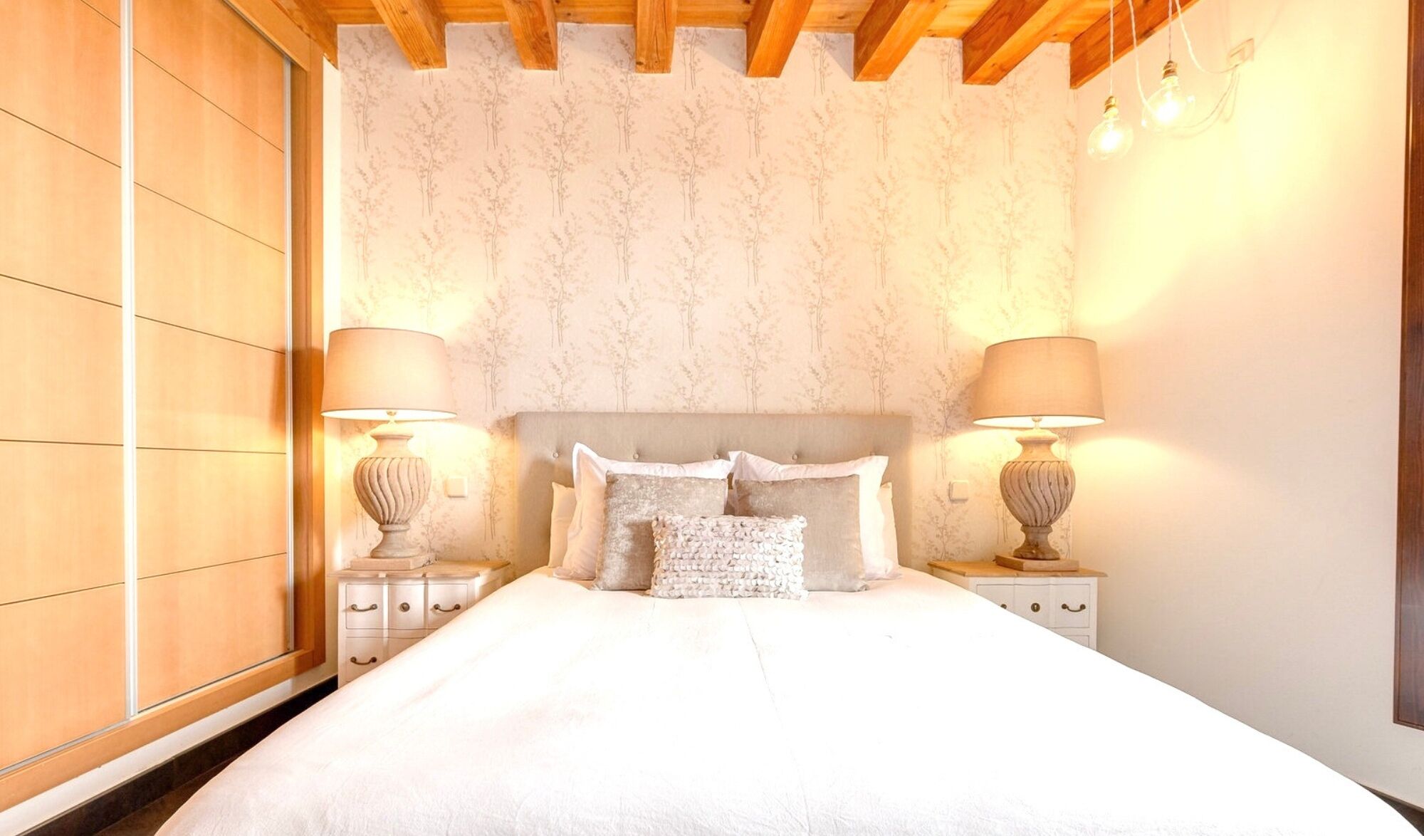 1 dormitorio, tabla de planchar con plancha, cuna de viaje y Internet