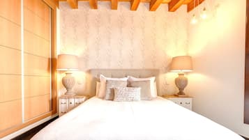 1 slaapkamer, een strijkplank/strijkijzer, reisbedje, internet