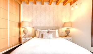 1 chambre, fer et planche à repasser, lit de bébé portatif