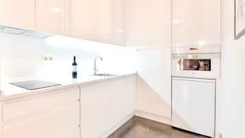 Een koelkast, een microgolfoven, een oven, een kookplaat