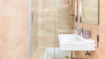 Gratis toiletartikelen, een haardroger, handdoeken