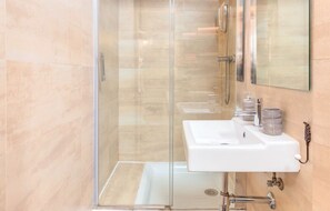 Articles de toilette (gratuits), séchoir à cheveux, serviettes fournies